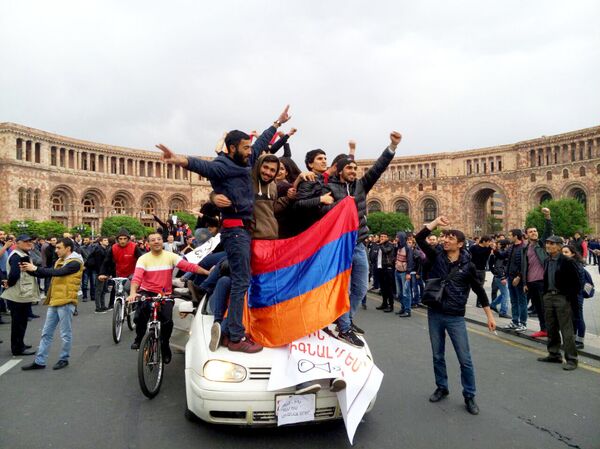 Ситуация на Площади Республики (20 апреля 2018). Ереван Ситуация на Площади Республики (20 апреля 2018). Ереван - Sputnik Армения