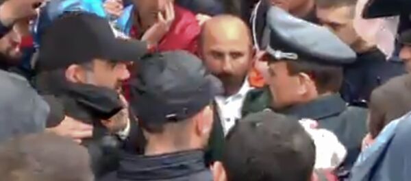 Заместитель начальника полиции Еревана Валерий Осипян и лидер оппозиционной фракции Елк Никол Пашинян (21 апреля 2018). Ереван Заместитель начальника полиции Еревана Валерий Осипян и лидер оппозиционной фракции Елк Никол Пашинян (21 апреля 2018). Ереван - Sputnik Армения