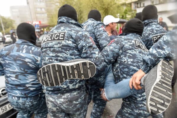 Полиция задерживает активистов акции шествия в округе Нор-Норк (21 апреля 2018). Ереван - Sputnik Армения