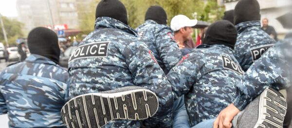 Полиция задерживает активистов акции шествия в округе Нор-Норк (21 апреля 2018). Ереван - Sputnik Армения