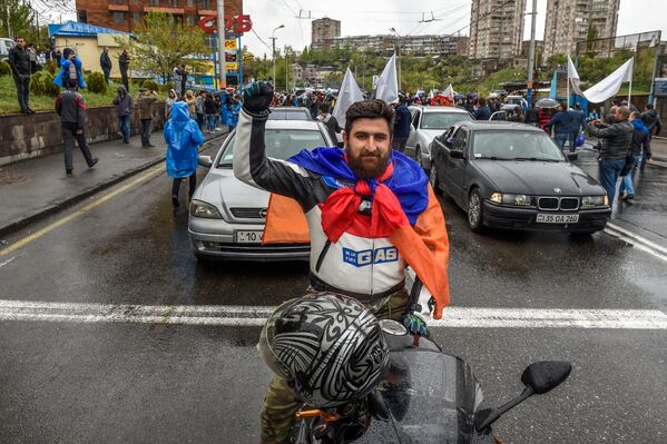Байкер на акции протеста оппозиции в округе Нор Норк (21 апреля 2018). Ереван - Sputnik Армения