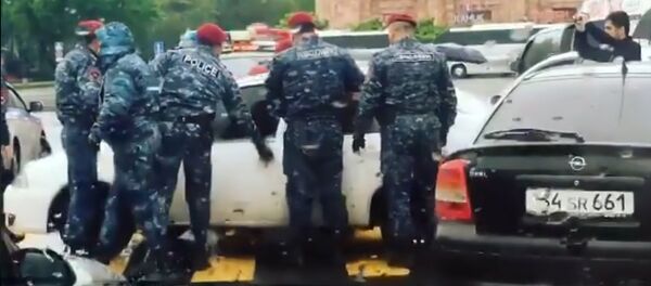 Люди в форме силой пытаются открыть автомобили, перекрывшие улицы - Sputnik Армения