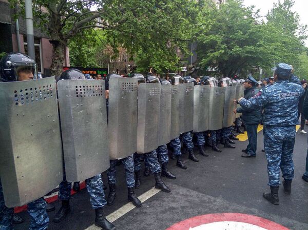 Полицейская баррикада на перекрестке проспекта Маштоца и улицы Пушкина (21 апреля 2018). Ереван - Sputnik Армения