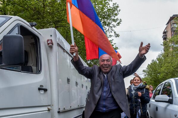 Шествие протестуюших по проспекту Саят-Нова (21 апреля 2018). Ереван - Sputnik Армения