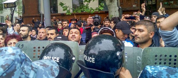 Ситуация на перекрестке проспекта Маштоца и улицы Пушкина (21 апреля 2018). Ереван - Sputnik Армения