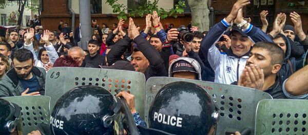 Ситуация на перекрестке проспекта Маштоца и улицы Пушкина (21 апреля 2018). Ереван - Sputnik Արմենիա