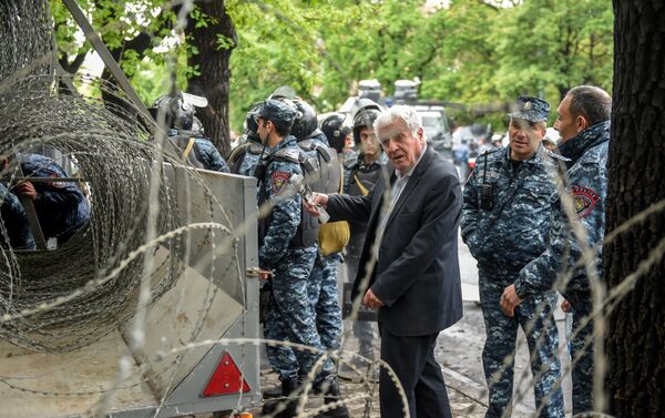 Полицейская баррикада на проспекте Баграмяна (21 апреля 2018). Ереван - Sputnik Армения