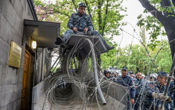 Полицейская баррикада на проспекте Баграмяна, перед зданием Парламента (21 апреля 2018). Ереван - Sputnik Армения