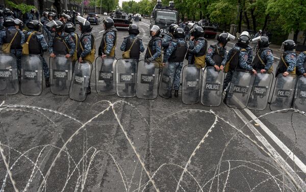 Полицейская баррикада на проспекте Баграмяна (21 апреля 2018). Ереван - Sputnik Армения