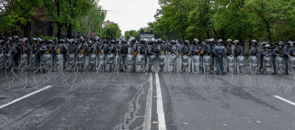 Полицейская баррикада на проспекте Баграмяна (21 апреля 2018). Ереван Полицейская баррикада на проспекте Баграмяна (21 апреля 2018). Ереван - Sputnik Армения