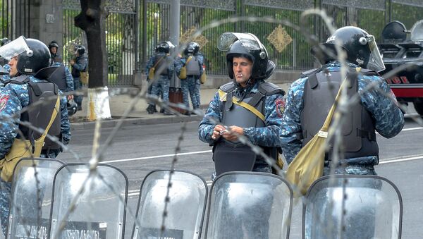 Полицейская баррикада на проспекте Баграмяна (21 апреля 2018). Ереван - Sputnik Արմենիա