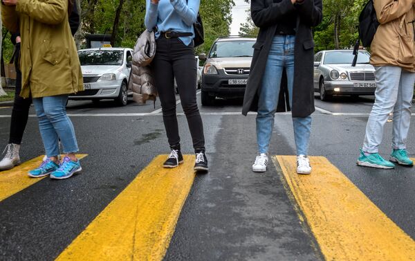 Ситуация на перекрестке проспекта Саят Нова и улицы Абовяна (21 апреля 2018). Ереван - Sputnik Армения