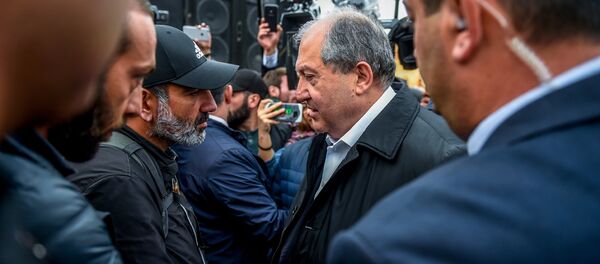 Встреча Президента РА Армена Саркисяна и лидера оппозиционной фракции Елк на площади Республики (21 апреля 2018). Ереван Встреча Президента РА Армена Саркисяна и лидера оппозиционной фракции Елк на площади Республики (21 апреля 2018). Ереван - Sputnik Արմենիա