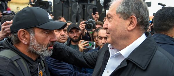 Встреча Президента РА Армена Саркисяна и лидера оппозиционной фракции Елк на площади Республики (21 апреля 2018). Ереван Встреча Президента РА Армена Саркисяна и лидера оппозиционной фракции Елк на площади Республики (21 апреля 2018). Ереван - Sputnik Армения