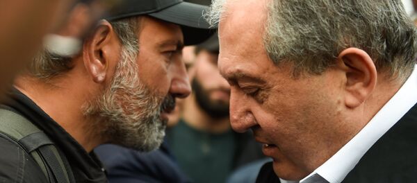 Встреча Президента РА Армена Саркисяна и лидера оппозиционной фракции Елк Никола Пашиняна на площади Республики (21 апреля 2018). Ереван - Sputnik Армения