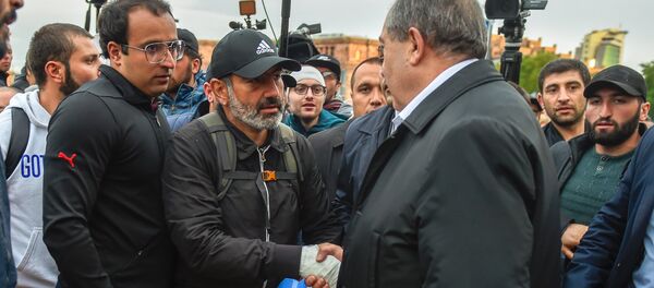 Встреча Президента РА Армена Саркисяна и лидера оппозиционной фракции Елк Никола Пашиняна на площади Республики (21 апреля 2018). Ереван Встреча Президента РА Армена Саркисяна и лидера оппозиционной фракции Елк Никола Пашиняна на площади Республики (21 апреля 2018). Ереван - Sputnik Արմենիա