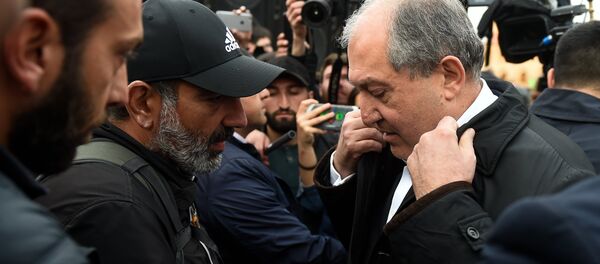 Встреча Президента РА Армена Саркисяна и лидера оппозиционной фракции Елк Никола Пашиняна на площади Республики (21 апреля 2018). Ереван - Sputnik Армения