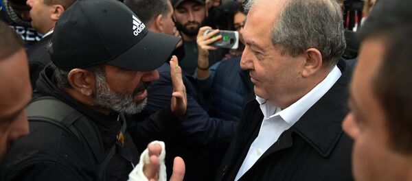 Встреча Президента РА Армена Саркисяна и лидера оппозиционной фракции Елк Никола Пашиняна на площади Республики (21 апреля 2018). Ереван - Sputnik Արմենիա