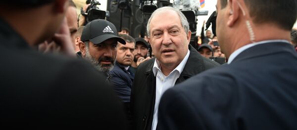 Встреча Президента РА Армена Саркисяна и лидера оппозиционной фракции Елк Никола Пашиняна на площади Республики (21 апреля 2018). Ереван - Sputnik Армения