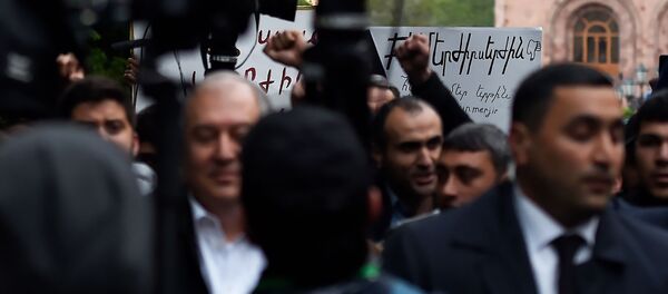 Встреча Президента РА Армена Саркисяна и лидера оппозиционной фракции Елк Никола Пашиняна на площади Республики (21 апреля 2018). Ереван Встреча Президента РА Армена Саркисяна и лидера оппозиционной фракции Елк Никола Пашиняна на площади Республики (21 апреля 2018). Ереван - Sputnik Արմենիա