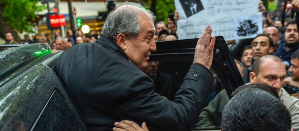 Встреча Президента РА Армена Саркисяна и лидера оппозиционной фракции Елк Никола Пашиняна на площади Республики (21 апреля 2018). Ереван Встреча Президента РА Армена Саркисяна и лидера оппозиционной фракции Елк Никола Пашиняна на площади Республики (21 апреля 2018). Ереван - Sputnik Армения