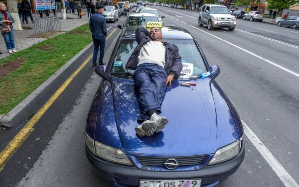 Таксист на проспекте Маштоца (21 апреля 2018). Ереван - Sputnik Армения