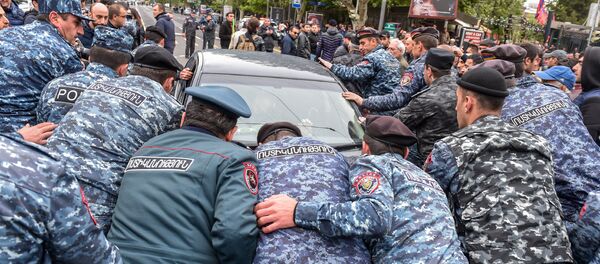 Полицейские выводят автомобиль с проезжей части, которая парализовала движение на проспекте Маштоца (21 апреля 2018). Ереван Полицейские выводят автомобиль с проезжей части, которая парализовала движение на проспекте Маштоца (21 апреля 2018). Ереван - Sputnik Армения