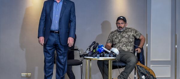 Встреча Премьер-министра РА Сержа Саргсяна и лидера оппозиционной фракции Елк Никола Пашиняна (22 апреля 2018). Гостиница Marriott Armenia, Ереван - Sputnik Արմենիա