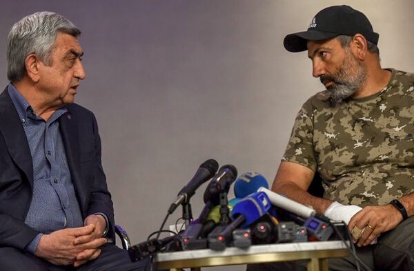 Խենթ 2018-ը. Մակրոնի քոչարին, Տրյուդոյի գուլպաները, Մարկելի սելֆին ու Ֆրանկլին Գոնսալեսը Խենթ 2018-ը. Մակրոնի քոչարին, Տրյուդոյի գուլպաները, Մարկելի սելֆին ու Ֆրանկլին Գոնսալեսը - Sputnik Արմենիա