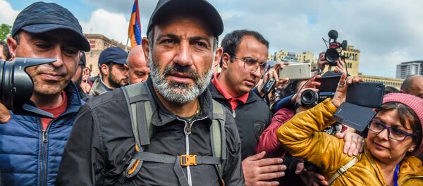 Лидер оппозиционной фракции Елк Никол Пашинян на площади Республики (22 апреля 2018). Ереван - Sputnik Արմենիա