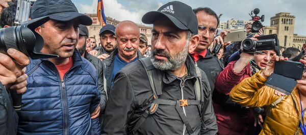 Лидер оппозиционной фракции Елк Никол Пашинян на площади Республики (22 апреля 2018). Ереван Лидер оппозиционной фракции Елк Никол Пашинян на площади Республики (22 апреля 2018). Ереван - Sputnik Արմենիա