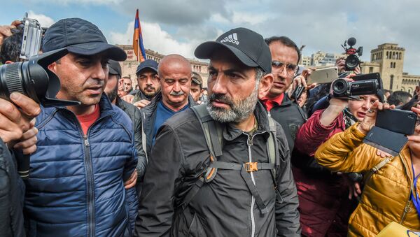 Лидер оппозиционной фракции Елк Никол Пашинян на площади Республики (22 апреля 2018). Ереван - Sputnik Արմենիա