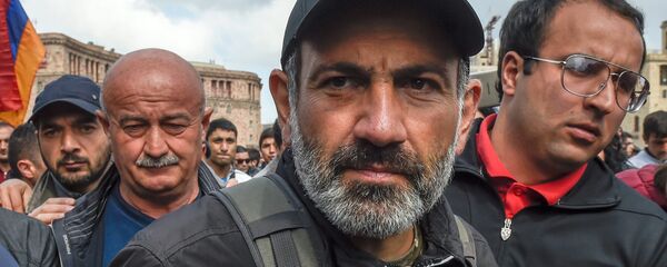 Лидер оппозиционной фракции Елк Никол Пашинян на площади Республики (22 апреля 2018). Ереван Лидер оппозиционной фракции Елк Никол Пашинян на площади Республики (22 апреля 2018). Ереван - Sputnik Արմենիա