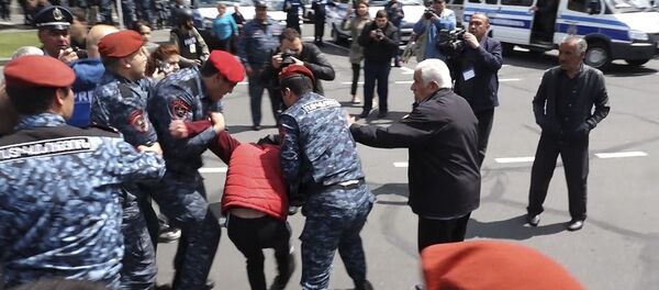 Ոստիկանությունը տասնյակ մարդկանց բերման է ենթարկել Հանրապետության հրապարակում Ոստիկանությունը տասնյակ մարդկանց բերման է ենթարկել Հանրապետության հրապարակում - Sputnik Արմենիա