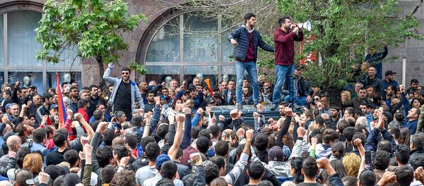 Выступление Алена Симоняна перед протестующими, собравшимся перед отделением полиции, где предположительно находится Никол Пашинян (22 апреля 2018). Ереван Выступление Алена Симоняна перед протестующими, собравшимся перед отделением полиции, где предположительно находится Никол Пашинян (22 апреля 2018). Ереван - Sputnik Արմենիա