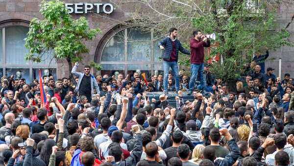 Выступление Алена Симоняна перед протестующими, собравшимся перед отделением полиции, где предположительно находится Никол Пашинян (22 апреля 2018). Ереван - Sputnik Արմենիա