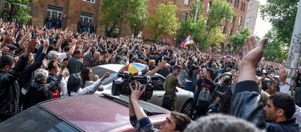 Протестующие перед отделением полиции, где предположительно находится Никол Пашинян (22 апреля 2018). Ереван - Sputnik Армения