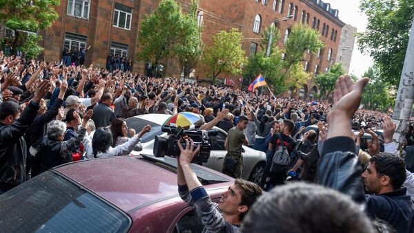 Протестующие перед отделением полиции, где предположительно находится Никол Пашинян (22 апреля 2018). Ереван - Sputnik Армения
