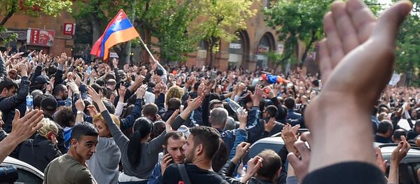 Протестующие перед отделением полиции, где предположительно находится Никол Пашинян (22 апреля 2018). Ереван Протестующие перед отделением полиции, где предположительно находится Никол Пашинян (22 апреля 2018). Ереван - Sputnik Արմենիա