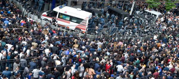 Карета скорой помощи перед перед отделением полиции, где предположительно находится Никол Пашинян (22 апреля 2018). Ереван Карета скорой помощи перед перед отделением полиции, где предположительно находится Никол Пашинян (22 апреля 2018). Ереван - Sputnik Արմենիա