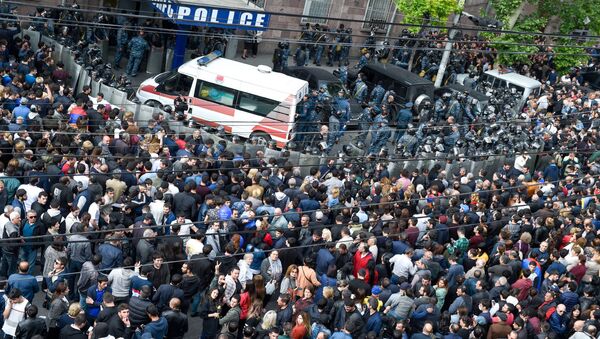 Карета скорой помощи перед отделением полиции, где предположительно находится Никол Пашинян (22 апреля 2018). Еревaн - Sputnik Армения