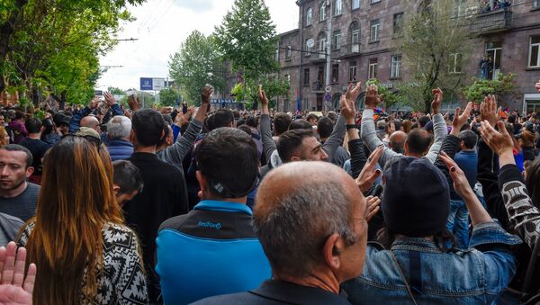 Протестующие перед отделением полиции, где предположительно находится Никол Пашинян (22 апреля 2018). Ереван - Sputnik Армения