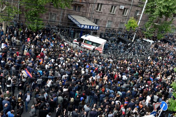 Карета скорой помощи перед отделением полиции, где предположительно находится Никол Пашинян (22 апреля 2018). Еревaн Карета скорой помощи перед отделением полиции, где предположительно находится Никол Пашинян (22 апреля 2018). Еревaн - Sputnik Армения