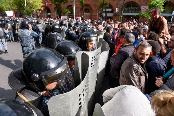 Протестующие перед отделением полиции, где предположительно находится Никол Пашинян (22 апреля 2018). Еревaн Протестующие перед отделением полиции, где предположительно находится Никол Пашинян (22 апреля 2018). Еревaн - Sputnik Армения