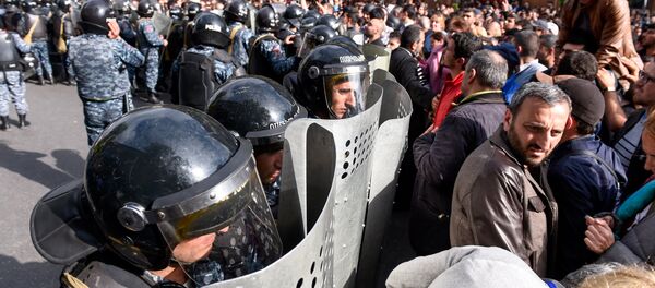 Протестующие перед отделением полиции, где предположительно находится Никол Пашинян (22 апреля 2018). Еревaн Протестующие перед отделением полиции, где предположительно находится Никол Пашинян (22 апреля 2018). Еревaн - Sputnik Արմենիա