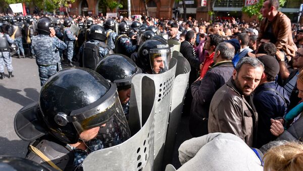 Протестующие перед отделением полиции, где предположительно находится Никол Пашинян (22 апреля 2018). Еревaн - Sputnik Армения