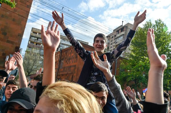 Ցուցարարները ոստիկանության բաժանմունքի դիմաց, որտեղ ենթադրաբար գտնվում է Նիկոլ Փաշինյանը։ 2018 թվականի ապրիլի 22, Երևան - Sputnik Արմենիա