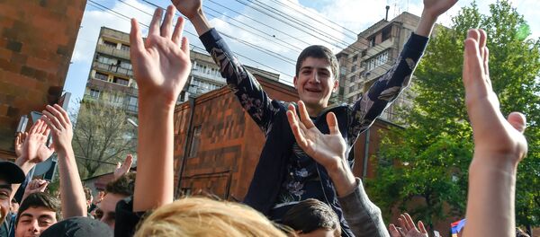 Протестующие перед отделением полиции, где предположительно находится Никол Пашинян (22 апреля 2018). Ереван Протестующие перед отделением полиции, где предположительно находится Никол Пашинян (22 апреля 2018). Ереван - Sputnik Արմենիա