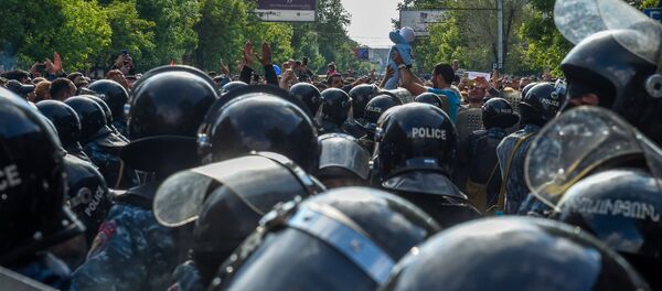 Протестующие перед отделением полиции, где предположительно находится Никол Пашинян (22 апреля 2018). Ереван Протестующие перед отделением полиции, где предположительно находится Никол Пашинян (22 апреля 2018). Ереван - Sputnik Армения
