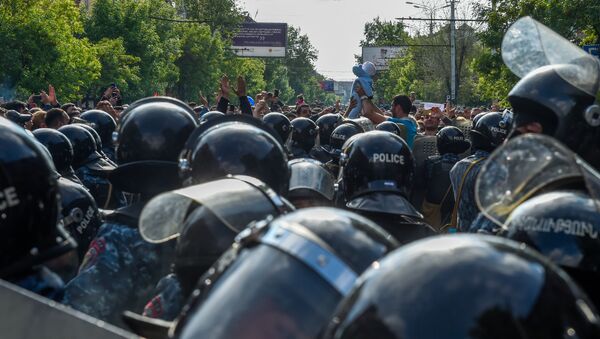 Протестующие перед отделением полиции, где предположительно находится Никол Пашинян (22 апреля 2018). Еревaн - Sputnik Արմենիա